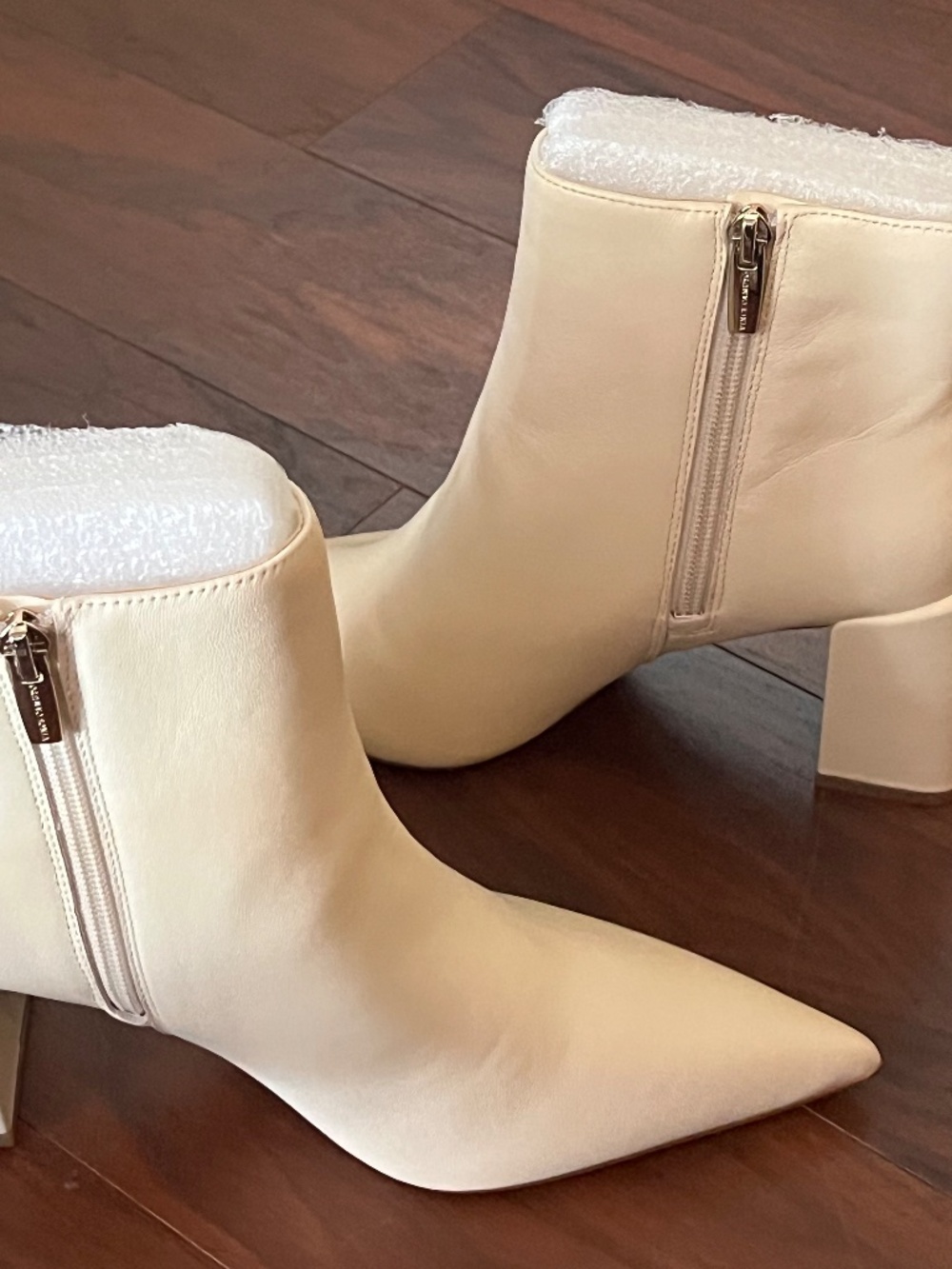 Vince Camuto cream leather ankle boots (SIZE 8) - Picture 3 of 8